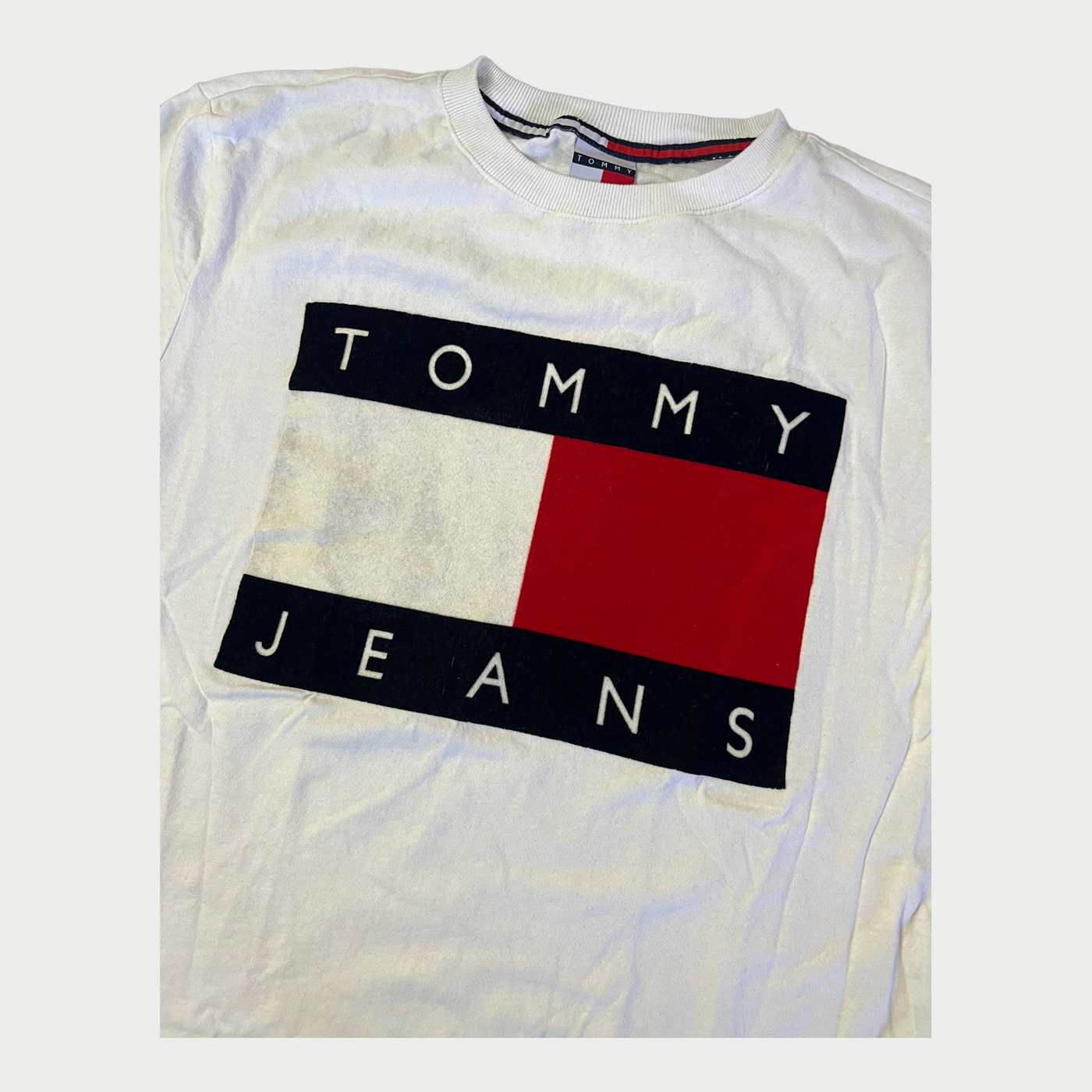 T-shirt With A Big Tommy Hilfiger Logo Close-up