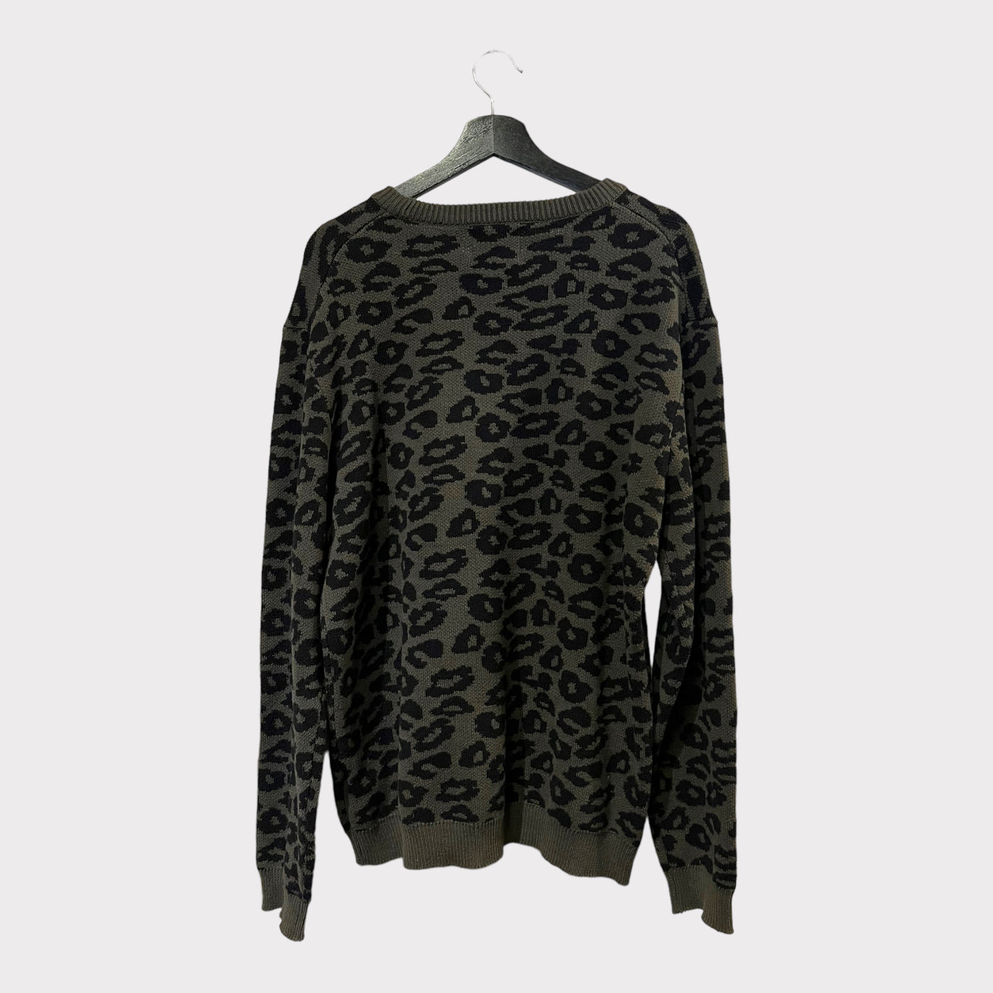 Knitted sweater in leopard print