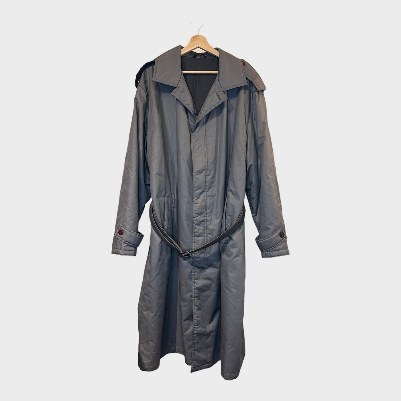 Padded trenchcoat in a cool grey color keeping you warm the whole winter - Front