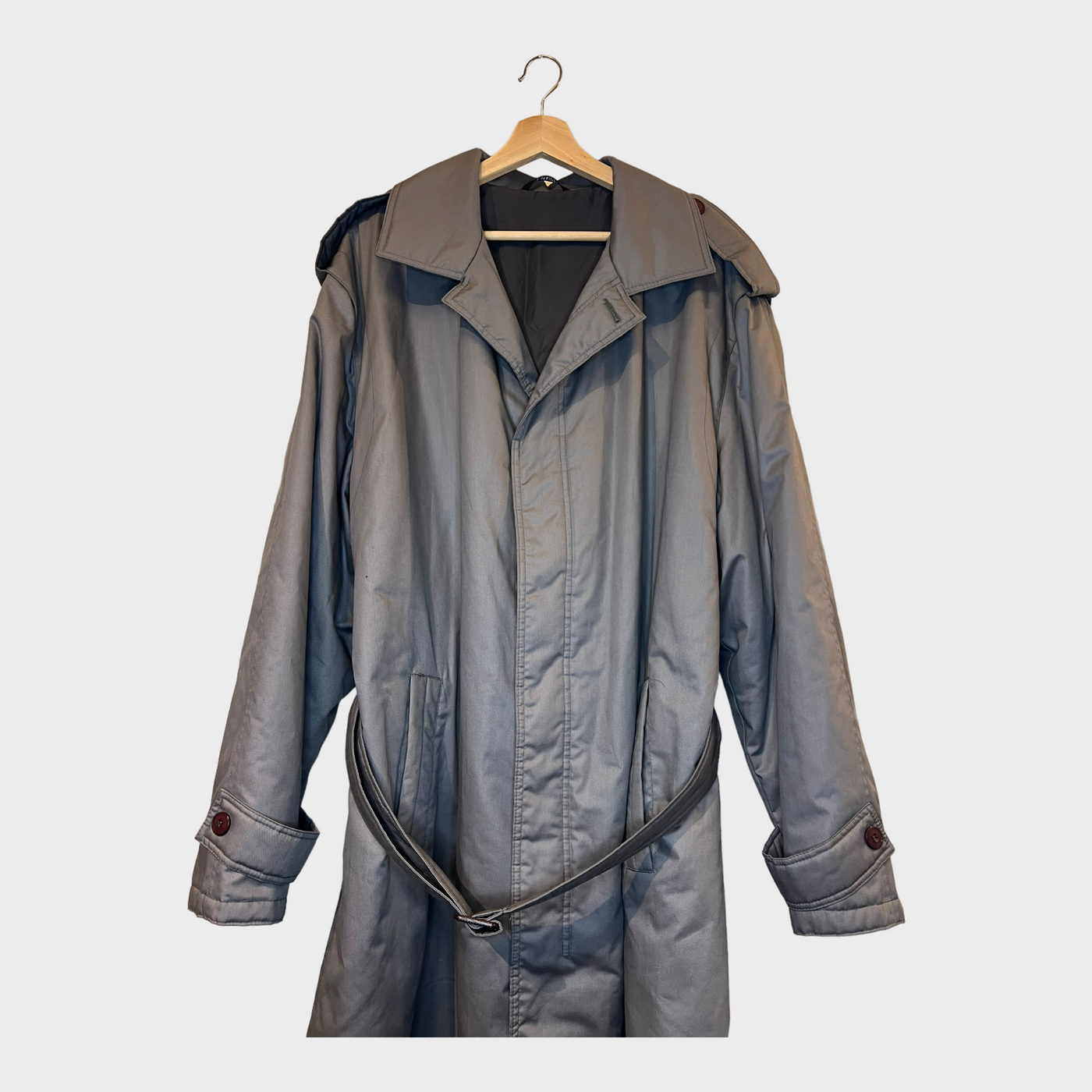 Padded trenchcoat in a cool grey color keeping you warm the whole winter - Close-up